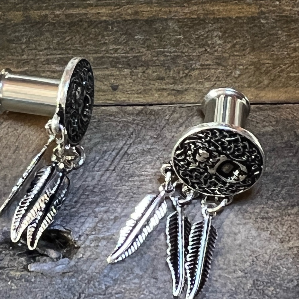 Feathered gauges body jewelry